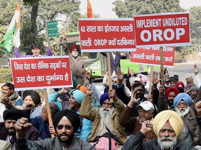 Veteran servicemen shout slogans during a protest against the One Rank One Pension scheme outside the finance minister Arun Jaitley’s residence in New Delhi on Sunday.(PTI)