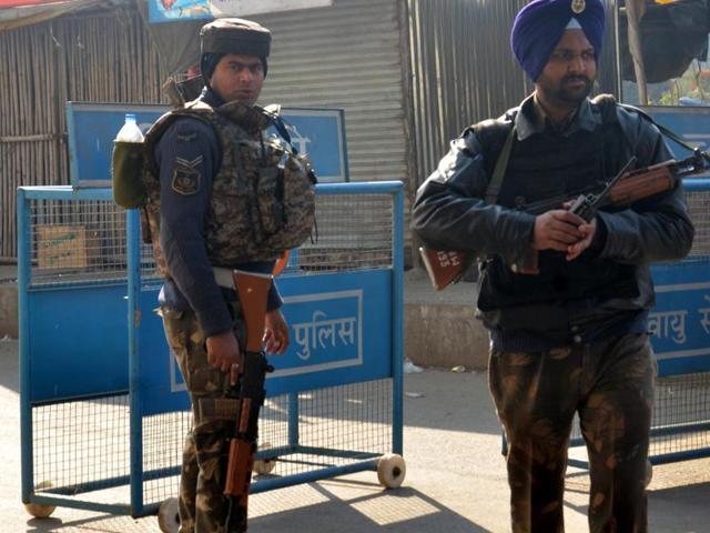 Security personeel guarding the road leading to air forcce station at Dhaki Chowk Pathankot. Saturday morning The terrorist had struck early saturday morning at the air force station. army at Pathankot on Sunday, January 03, 2016.(Sameer Sehgal / HT Photo) Security personeel guarding the road leading to air forcce station at Dhaki Chowk Pathankot. Saturday morning The terrorist had struck early saturday morning at the air force station. army at Pathankot on Sunday, January 03, 2016.(Sameer Sehgal / HT Photo)