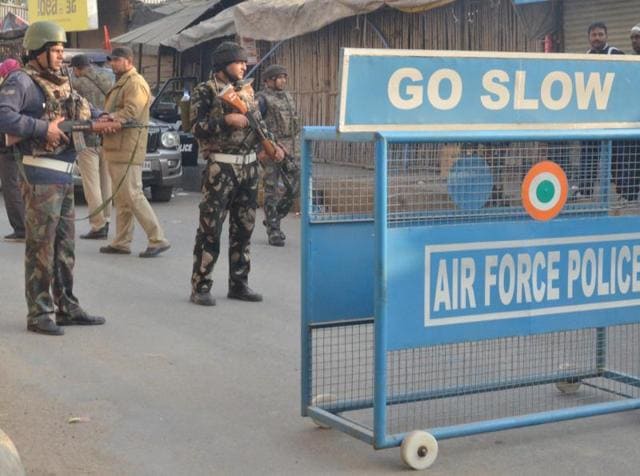 An Indian Air Force soldier takes up position outside Air force base in Pathankot.(Sameer Sehgal/HT Photo)