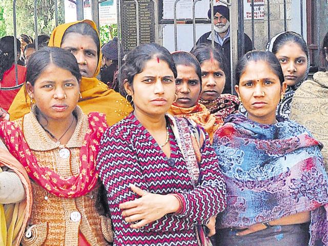 Maids protesting outside Gulmohar trends society at Dhakoli in Zirakpur over the no-lift-for-maids rule.(HT file photo) Maids protesting outside Gulmohar trends society at Dhakoli in Zirakpur over the no-lift-for-maids rule.(HT file photo)