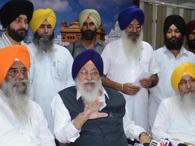 SGPC president Avtar Singh Makkar (centre) addressing a press conference in Amritsar. (HT Photo) SGPC president Avtar Singh Makkar (centre) addressing a press conference in Amritsar. (HT Photo)