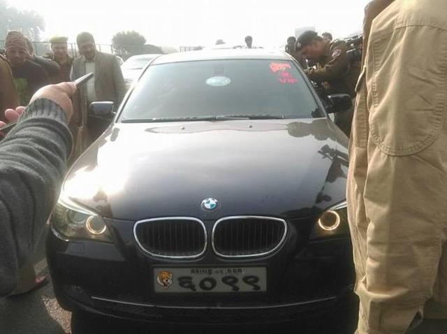A man, who claimed to be the son of a Maharashtra MP, was caught by a senior cop on Delhi-Gurgaon Expressway for violating the rules of the odd-even scheme by driving an odd-numbered BMW car.(HT photo)