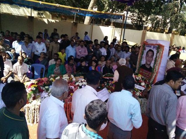 LtCol NiranjanKumar body to be taken to Jalahalli airbase for chopper to Palakkad Kerala, last rites (Sudipto Mondol/HT) LtCol NiranjanKumar body to be taken to Jalahalli airbase for chopper to Palakkad Kerala, last rites (Sudipto Mondol/HT)