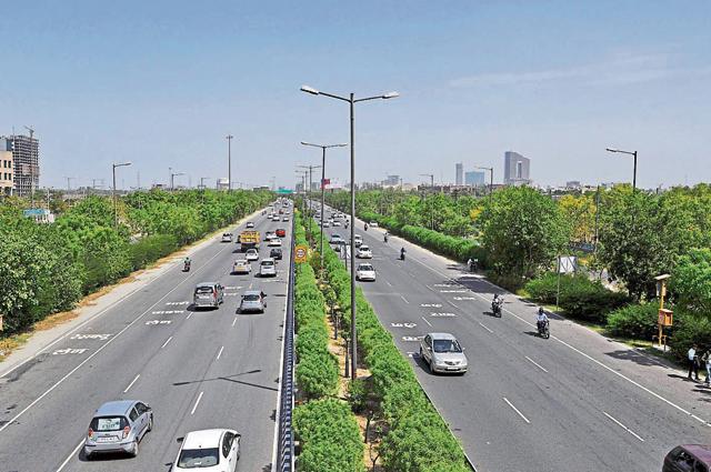 Projects along the Noida-Greater Noida Expressway belt will pick up steam only when alternative modes of connectivity come up along the stretch. (HT Photo)