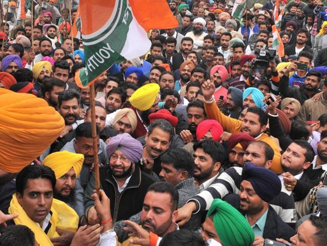 State Congress president and Amritsar MP Capt Amarinder Singh along with state youth congress president Amarpreet Singh Lally flagging off padyatra at Khatkarkalan. (HT Photo) State Congress president and Amritsar MP Capt Amarinder Singh along with state youth congress president Amarpreet Singh Lally flagging off padyatra at Khatkarkalan. (HT Photo)