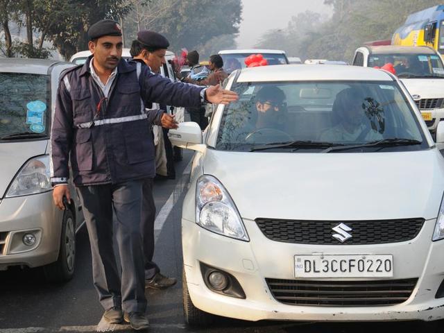 Delhi Traffic Police charge challan to even numbers cars which were running roads today after the implementation of Odd -Even campaign at Dhaula Kuan in New Delhi on Friday, India January 01, 2016. The ‘real test’ of the scheme will be on Monday, January 4, 2016, which is the first full working day of the year. (S Burrmaula / HT Photo) Delhi Traffic Police charge challan to even numbers cars which were running roads today after the implementation of Odd -Even campaign at Dhaula Kuan in New Delhi on Friday, India January 01, 2016. The ‘real test’ of the scheme will be on Monday, January 4, 2016, which is the first full working day of the year. (S Burrmaula / HT Photo)