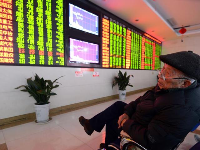 An investor sits in front of a screen showing stock market movements in a stock firm in Fuyang, east China's Anhui province. Trading on China’s stock markets was ended early on Monday after shares fell by 7%. (AFP Photo) An investor sits in front of a screen showing stock market movements in a stock firm in Fuyang, east China's Anhui province. Trading on China’s stock markets was ended early on Monday after shares fell by 7%. (AFP Photo)