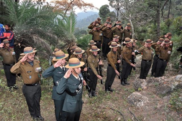 Army personnel paying tribute to Havildar Jadish Chand on Monday. (Shyam Sharma/HT Photo) Army personnel paying tribute to Havildar Jadish Chand on Monday. (Shyam Sharma/HT Photo)