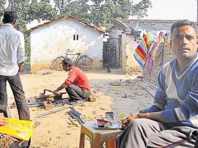 Mauzama Firdosh, the president of Ladli self-help group, has constituted groups of estranged women residing near the graveyard at Bhuli E-block in Dhanbad. (HT Photo) Mauzama Firdosh, the president of Ladli self-help group, has constituted groups of estranged women residing near the graveyard at Bhuli E-block in Dhanbad. (HT Photo)