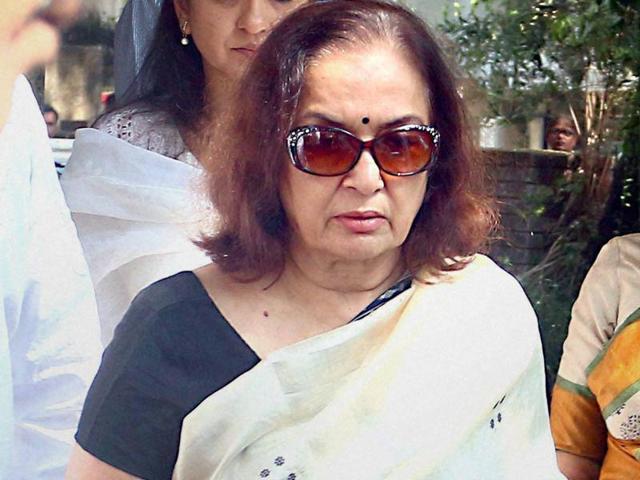 Veteran actor Asha Parekh at the funeral procession of actress Sadhana in Mumbai. Union minister Nitin Gadkari said the actor approached her for Padma Bhushan recommendation.(PTI)
