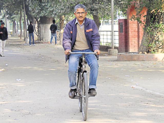 As against 30 minutes by car, Dr Kishan takes about 45 minutes to reach his workplace.(HT Photo)