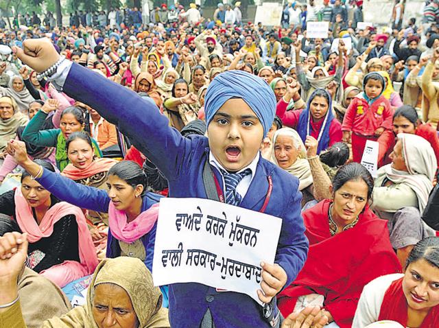 Family members of unemployed linemen protesting against the state government in Patiala on Monday. (Bharat Bhushan/HT Photo) Family members of unemployed linemen protesting against the state government in Patiala on Monday. (Bharat Bhushan/HT Photo)