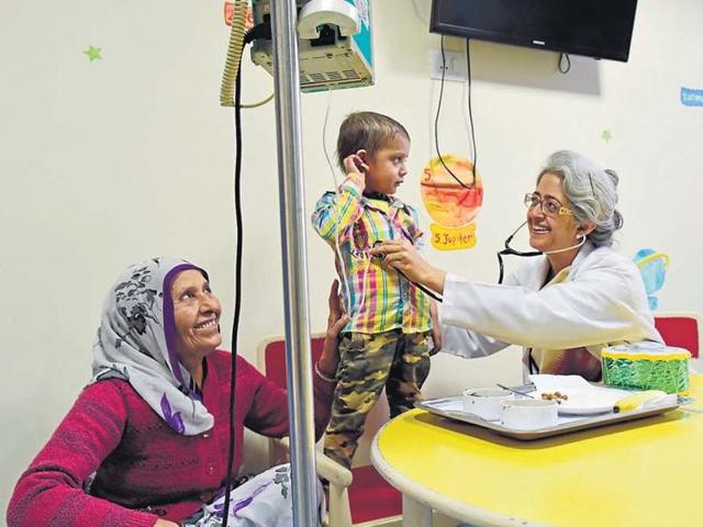 Dr Gauri Kapoor of the Rajiv Gandhi Cancer Hospital checks Krishna, a cancer patient. Dr Kapoor has come up with a nutrition guide for children with cancer.(Saumya Khandelwal/HT Photo) Dr Gauri Kapoor of the Rajiv Gandhi Cancer Hospital checks Krishna, a cancer patient. Dr Kapoor has come up with a nutrition guide for children with cancer.(Saumya Khandelwal/HT Photo)