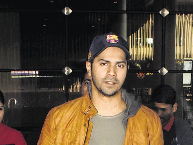 Varun Dhawan spotted at the Mumbai airport. (Photo: yogen shah/ Shakti yadav) 