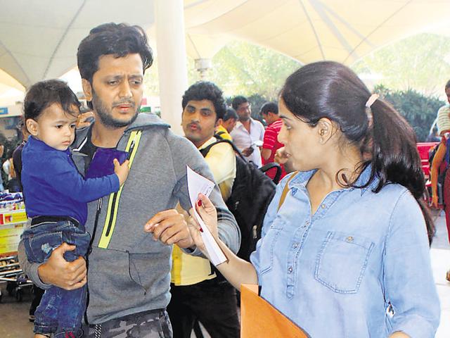Riteish Deshmukh and Genelia Deshmukh with their son, Riaan. (Photo: yogen shah/ Shakti yadav) 