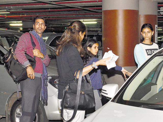 Arjun Rampal spotted with wife Mehr Jessia, with their children, Myra and Mahikaa. (Photo: yogen shah/ Shakti yadav) 