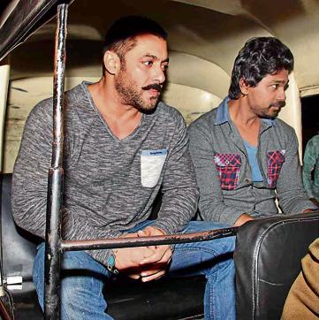 Salman Khan takes an auto ride. (Yogen Shah/HT Photo)
