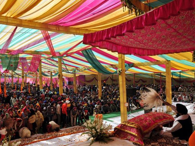 Sikh devotees pray at gurdwara on the occasion of the 350th birth anniversary of the Sikh guru Sri Guru Gobind Singh, in Jammu, on Tuesday. (Nitin Kanotra/HT Photo)