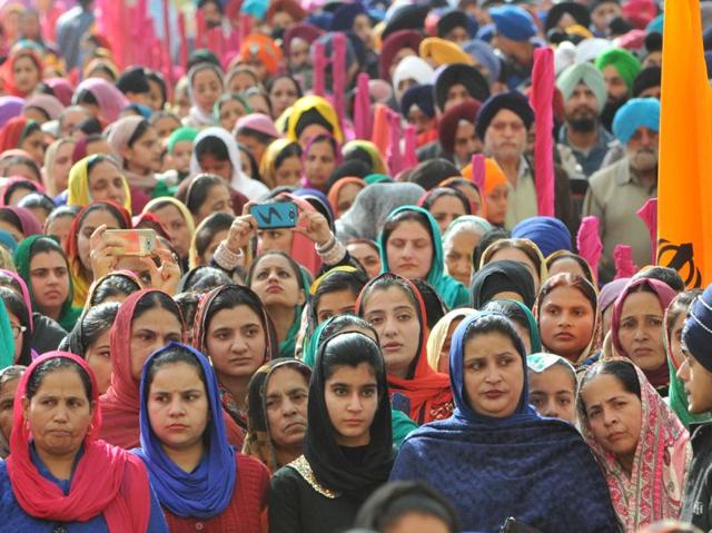Devotees throng gurdwaras across the state to pay obeisance on the occasion of the 350th birth anniversary of the Sikh Guru, Sri Guru Gobind Singh, in Jammu, on Tuesday. (Nitin Kanotra/HT Photo)
