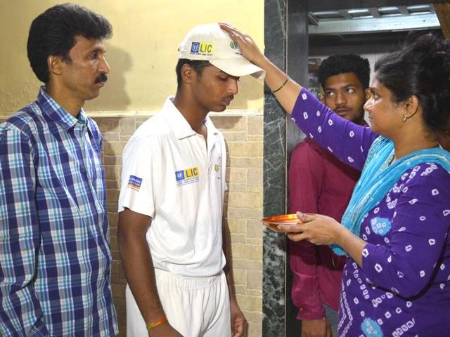 Pranav Dhanawade, with his father Prashant and mother Mohini, (HT Photo) Pranav Dhanawade, with his father Prashant and mother Mohini, (HT Photo)