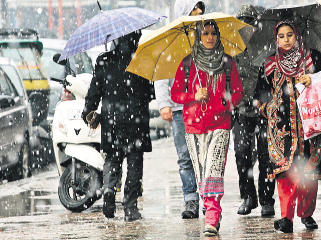 The higher reaches of the Valley received fresh snowfall during the night, while areas in the plains saw intermittent rainfall till Tuesday morning. (HT file photo) The higher reaches of the Valley received fresh snowfall during the night, while areas in the plains saw intermittent rainfall till Tuesday morning. (HT file photo)