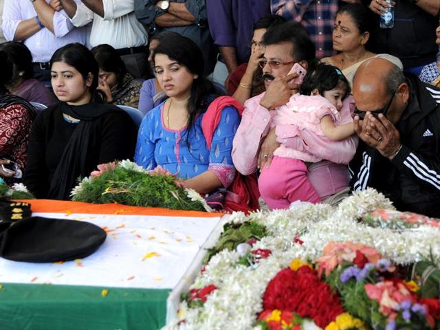 EK Sivaranjam (R), father of slain lieutenant colonel Niranjan Kumar, who died while defusing a grenade at the scene of a terror attack in Pathankot, his daughter-in-law, KG Radhika (L) and her two year-old daughter, Vismaya (2R), mourn with relatives on the arrival of Kumar's mortal remains at his residence in Bangalore. (AFP)
