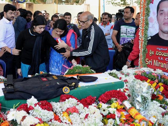 National Security Guard Bomb Disposal Squad personnel, thirty-four-year-old lieutenant colonel Niranjan Kumar, died while defusing a grenade at the scene of a terror attack in Pathankot. (AFP)