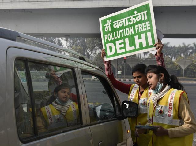 Delhi Civil Defence personnel and volunteers request commuters to follow the odd-even vehicle rationing trial, at Nizamuddin Bridge in New Delhi on Tuesday. (Mohd Zakir/ HT Photo) Delhi Civil Defence personnel and volunteers request commuters to follow the odd-even vehicle rationing trial, at Nizamuddin Bridge in New Delhi on Tuesday. (Mohd Zakir/ HT Photo)