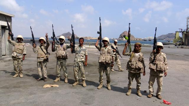 Army soldiers hold up their weapons after taking over the main port of Yemen's southern city of Aden from gun men. The Hadi government forces are supported by a Saudi-led coalition, which remove the Iran-backed Houthi rebels from power last year. (REUTERS Photo) Army soldiers hold up their weapons after taking over the main port of Yemen's southern city of Aden from gun men. The Hadi government forces are supported by a Saudi-led coalition, which remove the Iran-backed Houthi rebels from power last year. (REUTERS Photo)