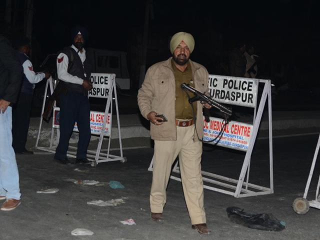 In the wake of information about two suspected terrorists being seen at Pandher village 4 km from Gurdaspur, the police cordoned off the said road. (Kamaljit Singh Kamal/HT Photo) In the wake of information about two suspected terrorists being seen at Pandher village 4 km from Gurdaspur, the police cordoned off the said road. (Kamaljit Singh Kamal/HT Photo)