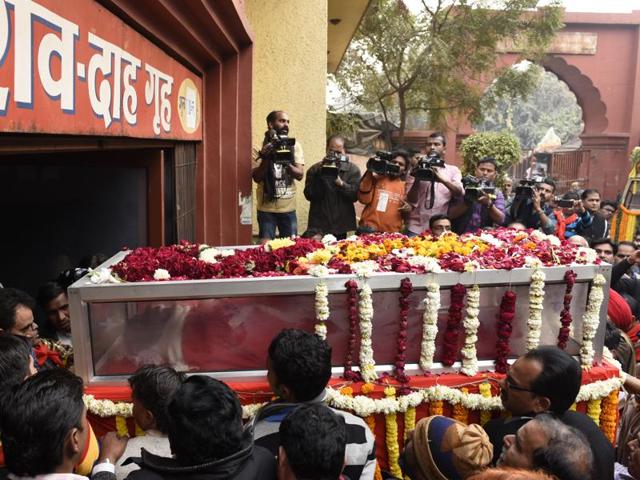 CPI leaders leading the procession to pay last respect to AB Bardhan during his cremation in New Delhi, India, on Monday, January 4, 2016.(Hindustan Times) CPI leaders leading the procession to pay last respect to AB Bardhan during his cremation in New Delhi, India, on Monday, January 4, 2016.(Hindustan Times)