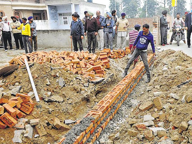 PUDA begins the construction of a wall at phase 1 of urban estate in Patiala. (Bharat Bhushan/HT Photo) PUDA begins the construction of a wall at phase 1 of urban estate in Patiala. (Bharat Bhushan/HT Photo)