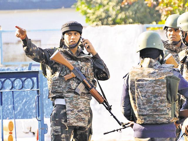 NSG troopers inside the Pathankot airbase after the assault by Pakistani terrorists. Questions have been raised about NSG troops being deployed to tackle the security breach instead of some of the special forces’ units attached to the army.(Sameer Sehgal/ HT Photo)