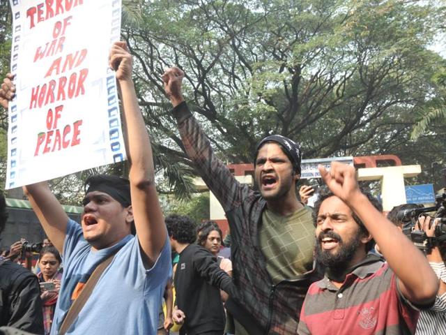 The police detained at least 40 students outside the FTII campus in Pune. (HT photo)
