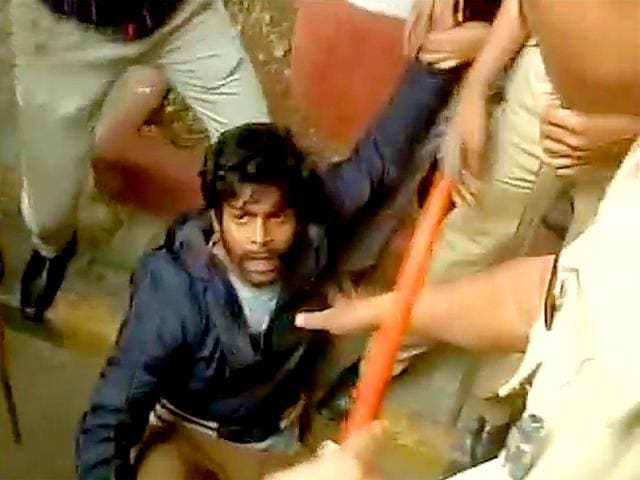 Police detained more than 20 FTII students, who were protesting against institute’s chairman Gajendra Chauhan outside the campus in Pune on Thursday. (ANI) Police detained more than 20 FTII students, who were protesting against institute’s chairman Gajendra Chauhan outside the campus in Pune on Thursday. (ANI)