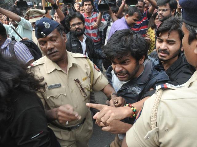 Students held protests once again on Thursday and shouted slogans like “Gajendra Chauhan vapis jao” (Gajendra Chauhan go back). (HT photo)