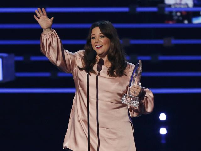 Melissa McCarthy accepts the award for favourite comedic movie actress at the People's Choice Awards 2016. (REUTERS)