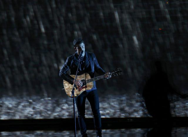 Singer Shawn Mendes performs Stitches at the People's Choice Awards 2016. (REUTERS)