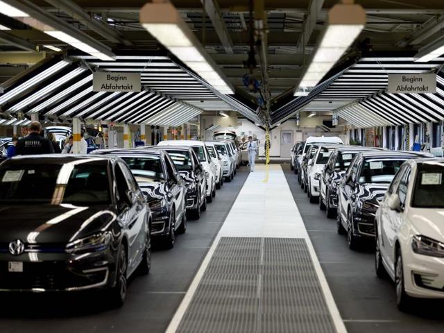 (FILES) This file photo taken on October 21, 2015 shows employees of German car maker Volkswagen check cars at a assembly line of the VW plant in Wolfsburg, central Germany. (AFP) (FILES) This file photo taken on October 21, 2015 shows employees of German car maker Volkswagen check cars at a assembly line of the VW plant in Wolfsburg, central Germany. (AFP)