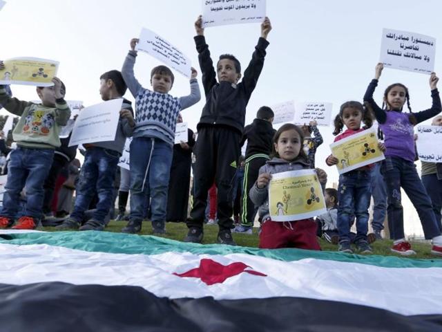 Syrian children carry placards as they call for the lifting of the siege off Madaya and Zabadani towns in Syria, in front of the offices of the UN headquarters in Beirut, Lebanon. (Reuters Photo) Syrian children carry placards as they call for the lifting of the siege off Madaya and Zabadani towns in Syria, in front of the offices of the UN headquarters in Beirut, Lebanon. (Reuters Photo)
