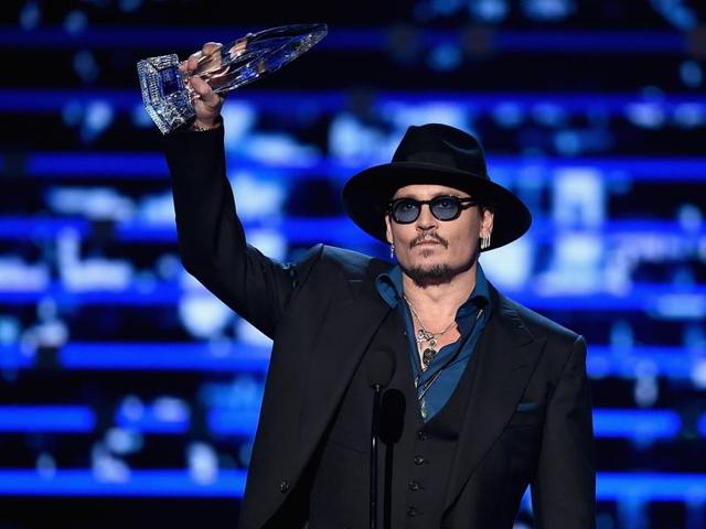 Black Mass star Johnny Depp accepts Favourite Dramatic Movie Actor award at the People's Choice Awards 2016. (AFP)