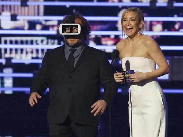 Presenter Jack Black spoofs virtual reality with actor Kate Hudson at the People's Choice Awards 2016 in Los Angeles, California. (REUTERS)