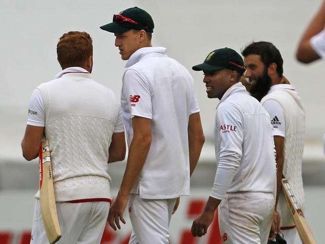 England and South Africa players walk off the pitch after their second Test match was stopped due to rain and bad light, ending in a draw, in Cape Town on January 6, 2016. (AP Photo) England and South Africa players walk off the pitch after their second Test match was stopped due to rain and bad light, ending in a draw, in Cape Town on January 6, 2016. (AP Photo)