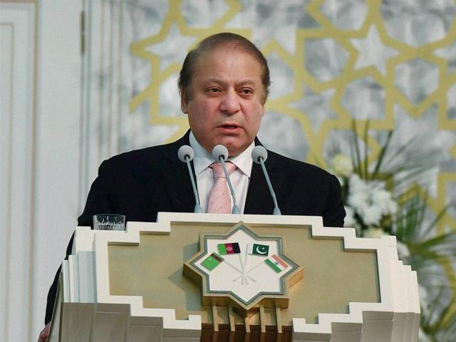 Pakistani Prime Minister Nawaz Sharif (R) talks with his Indian counterpart Narendra Modi in Lahore, Pakistan, December 25, 2015. (REUTERS File Photo) Pakistani Prime Minister Nawaz Sharif (R) talks with his Indian counterpart Narendra Modi in Lahore, Pakistan, December 25, 2015. (REUTERS File Photo)
