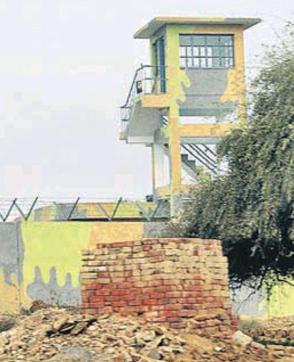 A watch tower without a security guard at the Bhisiana air force station in Bathinda district. (Sanjeev Kumar/HT ) A watch tower without a security guard at the Bhisiana air force station in Bathinda district. (Sanjeev Kumar/HT )