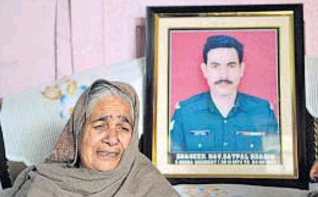Sepoy Satpal Wasson’s mother breaks down while talking about her son. (Nitin Kanotra/HT Photo) Sepoy Satpal Wasson’s mother breaks down while talking about her son. (Nitin Kanotra/HT Photo)