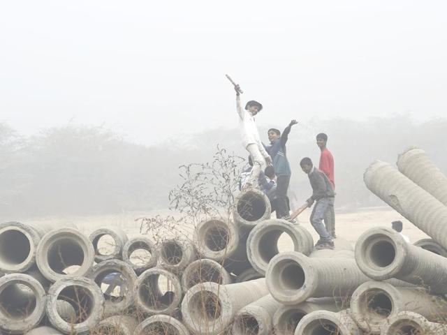Children enjoy the cold weather amid dense fog, in New Delhi. (Ajay Aggarwal/HT photo)