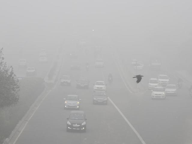 Delhi woke up to the season’s first fog on Friday morning. The minimum temperature was 12 degrees, five above normal. (Mohd Zakir/HT photo)