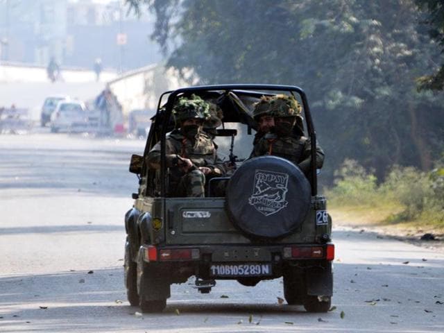 The security forces had arrived in armoured cars on Thursday afternoon, carrying rocket launchers and latest weapons to catch two ‘militants’ who appeared to have vanished into thin air. (Sameer Sehgal/HT Photo) The security forces had arrived in armoured cars on Thursday afternoon, carrying rocket launchers and latest weapons to catch two ‘militants’ who appeared to have vanished into thin air. (Sameer Sehgal/HT Photo)