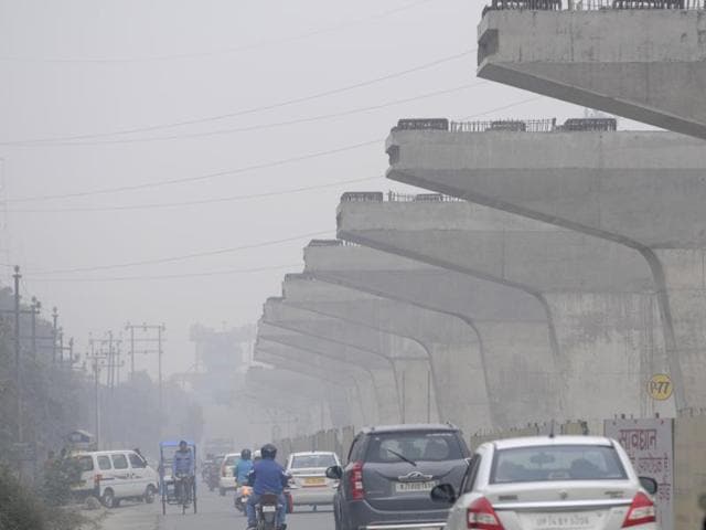A week into the 15-day trial run, the city government, battling criticism that the odd-even formula for private cars had failed to clean city’s dirty air, said concentration of particulate matter 2.5 (PM 2.5) had fallen significantly. (Sunil Ghosh/HT) A week into the 15-day trial run, the city government, battling criticism that the odd-even formula for private cars had failed to clean city’s dirty air, said concentration of particulate matter 2.5 (PM 2.5) had fallen significantly. (Sunil Ghosh/HT)